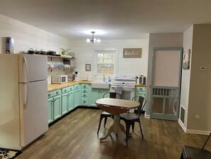 Private kitchen - The Goat Loft - “The best stay in the region!” (Round Hill)