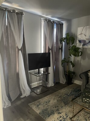 Interior - Newly Renovated 4-bedroom, 2 bathrooms. (Baltimore)