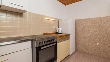 Réfrigérateur, four, plaque de cuisson, cafetiÚre/bouilloire