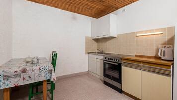 Een koelkast, een oven, een kookplaat, een koffiezetapparaat/waterkoker