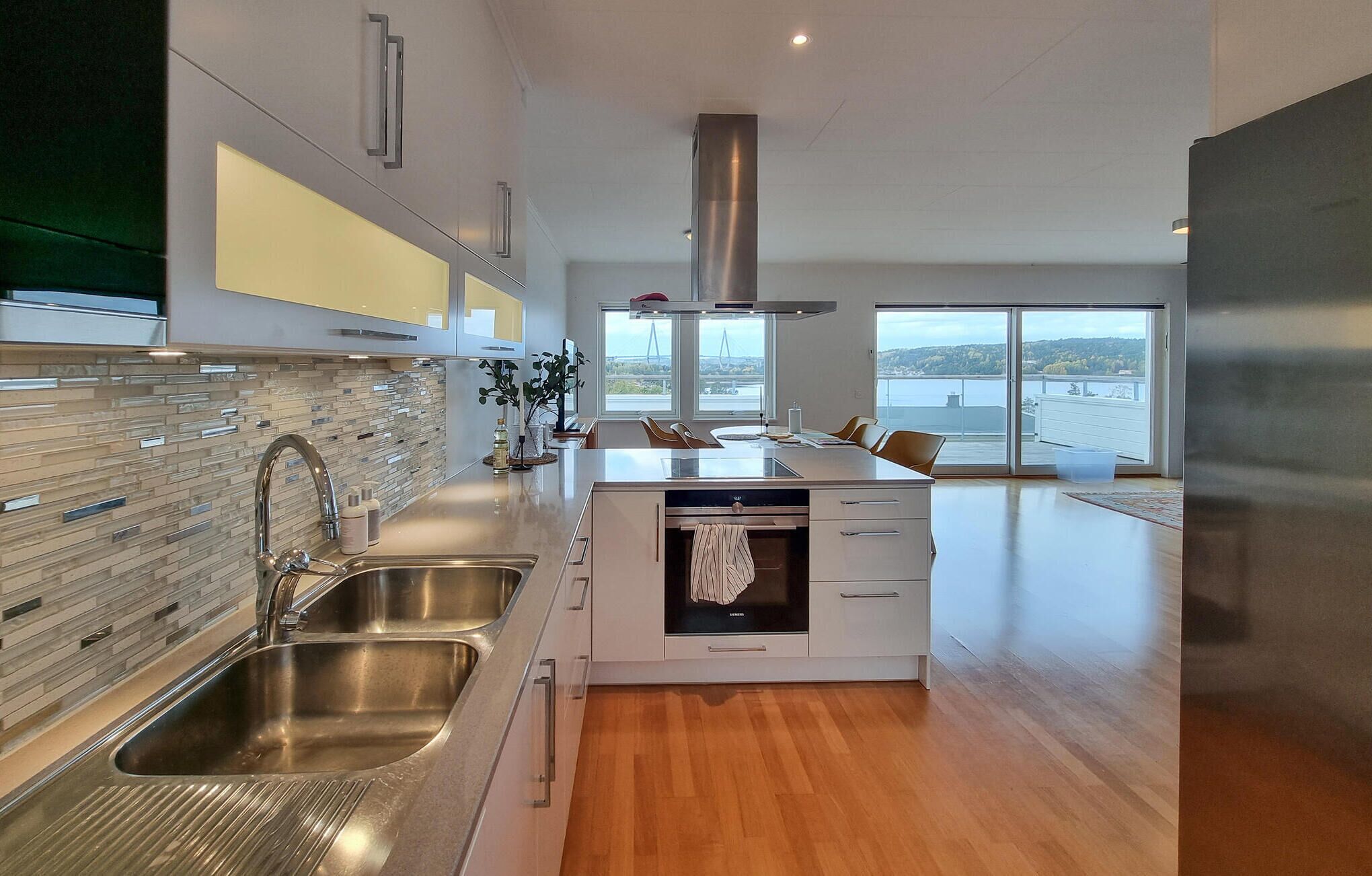 Fridge, dishwasher, coffee/tea maker