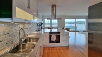 Fridge, dishwasher, coffee/tea maker