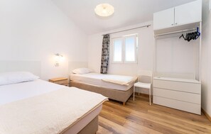 5 bedrooms, free WiFi, bed sheets - Stunning home in Donji Kasic (Donji Kasic)