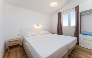 5 bedrooms, free WiFi, bed sheets - Stunning home in Donji Kasic (Donji Kasic)