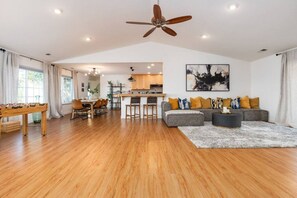 Smart TV, foosball - Hot Tub, Fire Pit, 5 Acres of Privacy, and possibly the Best Views in Mariposa! (Mariposa)