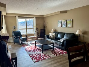 Smart-TV, Kamin, Bücher, Computerbildschirme