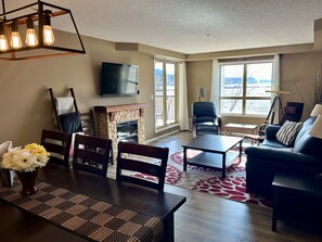 Smart-TV, Kamin, Bücher, Computerbildschirme