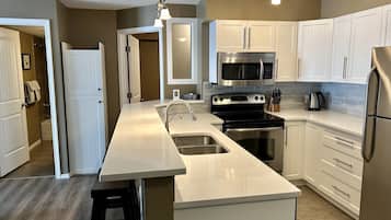 Refrigerador, microondas, horno y parrilla de estufa