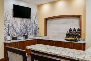 Dining - Studio | Free Breakfast, Indoor Pool, Hot Tub (Des Moines)