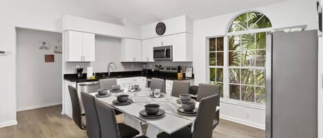 Kylskåp, mikrovågsugn, ugn och spishäll