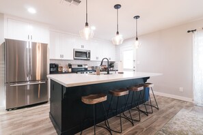 Réfrigérateur, four à micro-ondes, un four, surface de cuisson