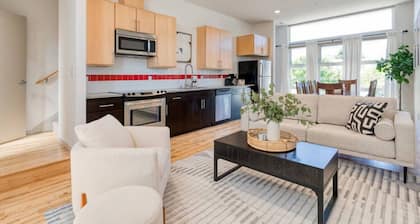 Modern Ballard Townhome w/Rooftop Views