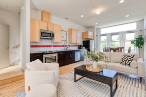 Living area - Modern Ballard Townhome w/Rooftop Views (Seattle)