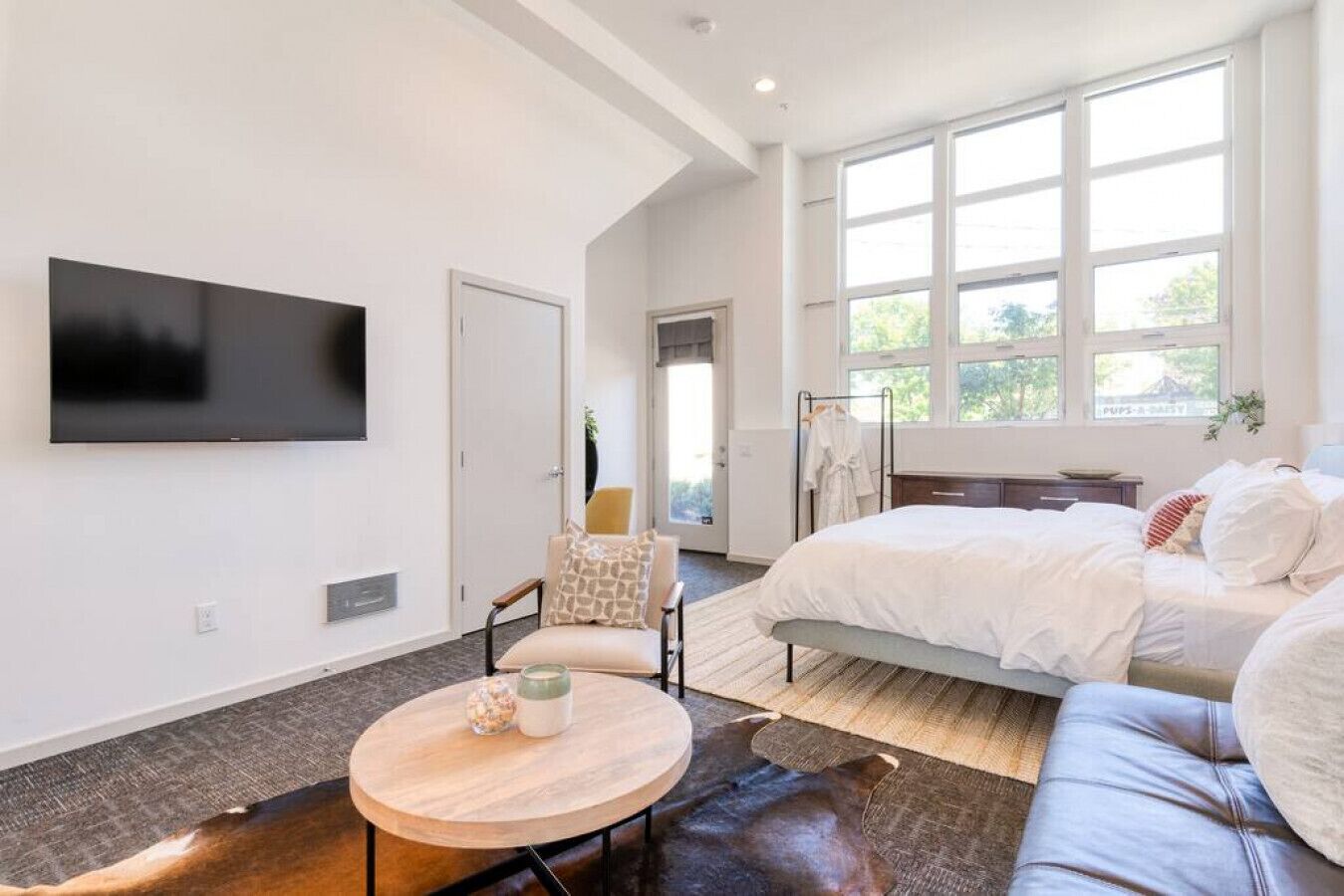 Escritorio, tabla de planchar con plancha, wifi y ropa de cama 