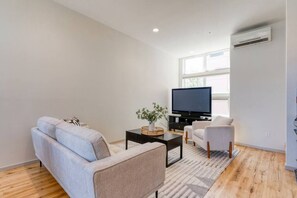 Living area - Modern Ballard Townhome w/Rooftop Views (Seattle)