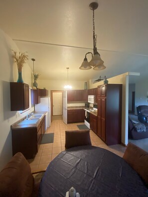 2 室のベッドルーム、アイロン / アイロン台、WiFi (無料)、ベッドシーツ