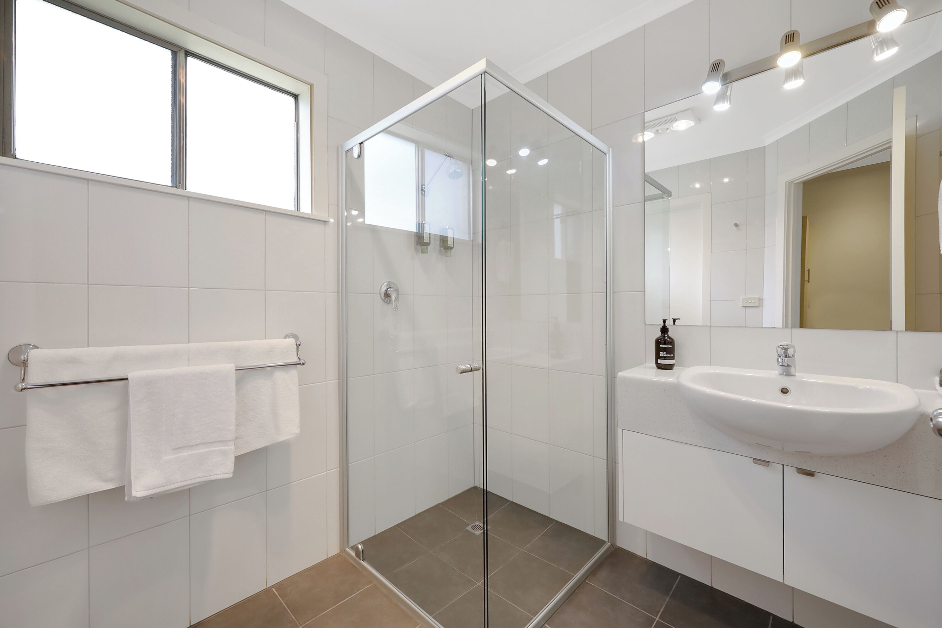 Superior kamer, 1 queensize bed | Badkamer | Een haardroger, zeep, shampoo, toiletpapier