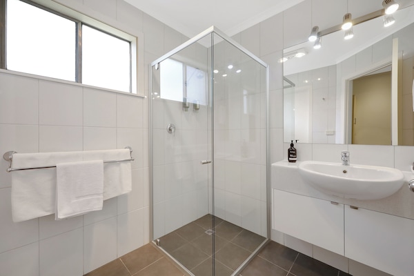 Chambre Supérieure, 1 grand lit | Salle de bain | SÚche-cheveux, savon, shampoing, papier toilette
