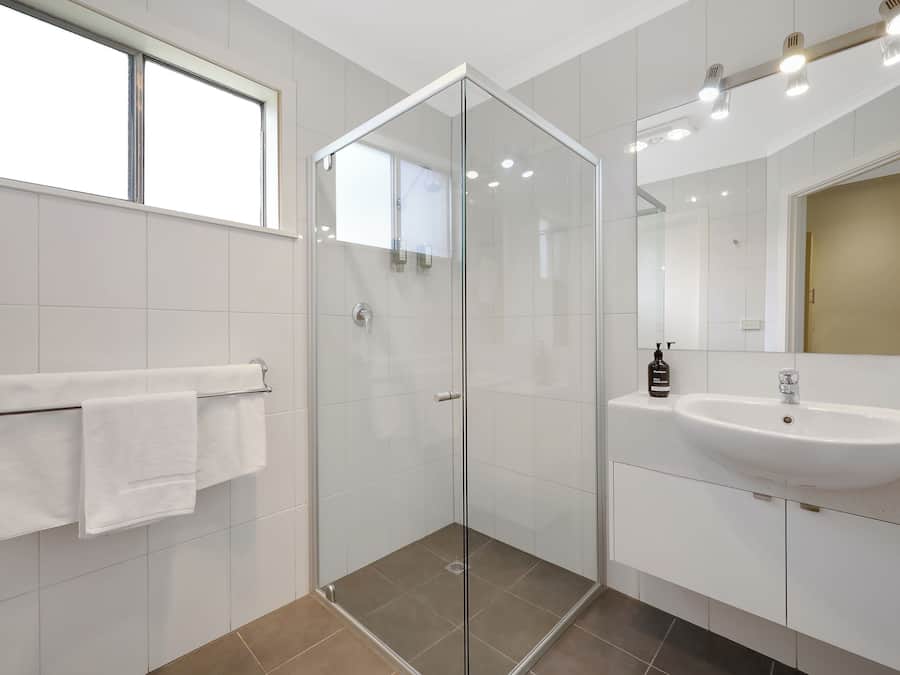 Superior Room, 1 Queen Bed | Bathroom | Hair dryer, soap, shampoo, toilet paper