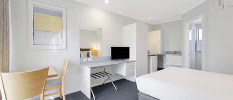 Chambre Deluxe, 1 grand lit, baignoire à jets | Aire de séjour