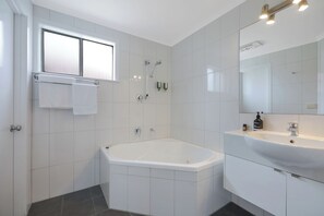 Deluxe Room, 1 Queen Bed, Jetted Tub | Bathroom | Hair dryer, soap, shampoo, toilet paper - Hamilton Townhouse (Hamilton)