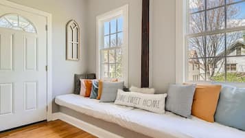 4 kamar tidur, meja kerja, setrika/meja setrika, dan Wi-Fi