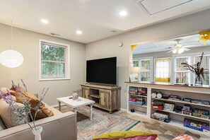 TV - Casa Del Sol - Adorable Guest house in Park Circle (North Charleston)