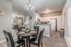 Dining - Luxury Townhome Collection GrandPrairie (Grand Prairie)