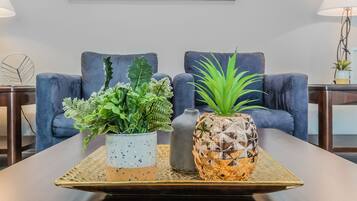 Superior Townhome | 4 bilik tidur, dilengkapkan perabot secara berasingan, meja