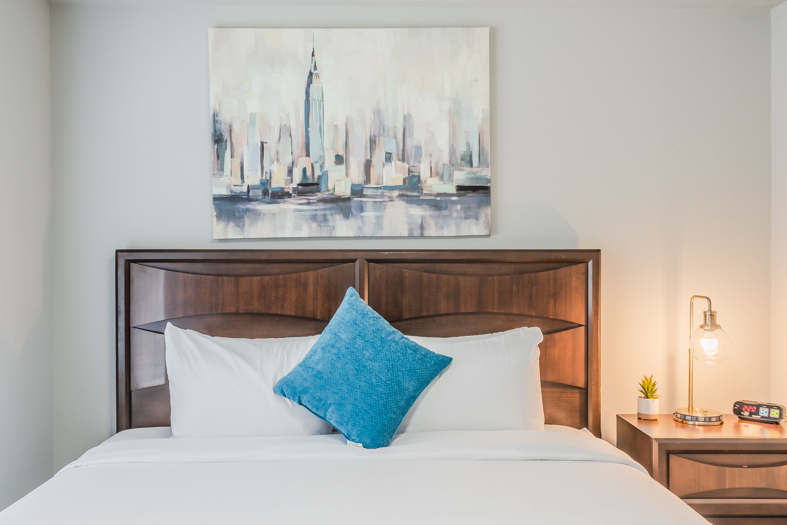 4 kamar tidur, dilengkapi dengan perabotan berbeda-beda, dan meja kerja