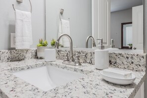 Superior Townhome | Bathroom | Towels - Luxury Townhome Collection GrandPrairie (Grand Prairie)