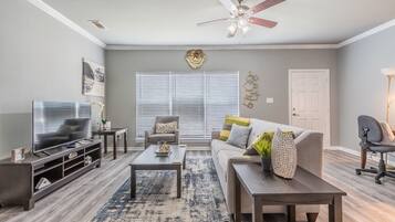 Royal Townhome | Ruang tamu | 55 inci sebuah televisyen pintar dengan digital, TV