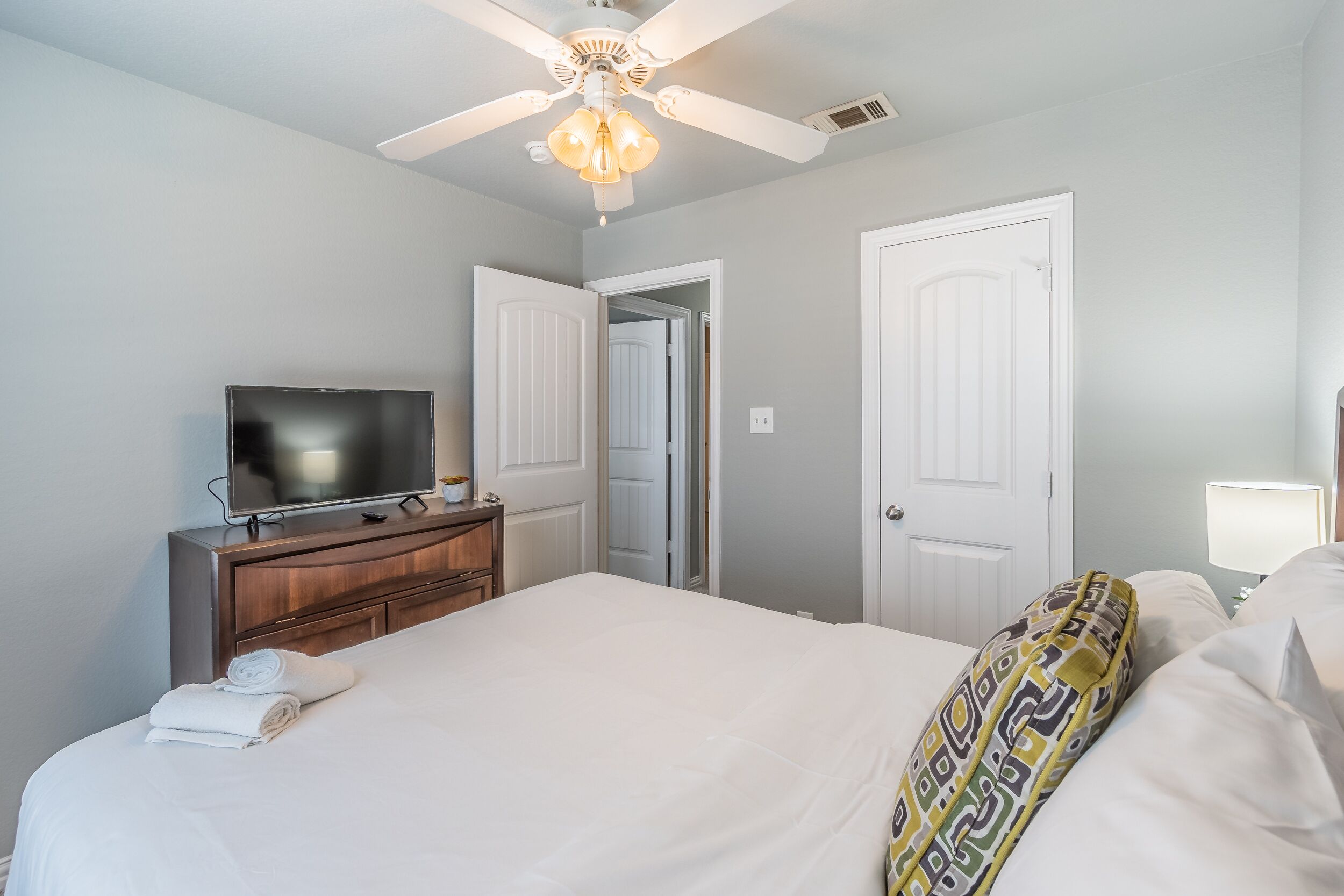 4 bedrooms, individually furnished, desk, laptop workspace