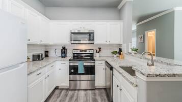 Superior Townhome | Ketuhar gelombang mikro