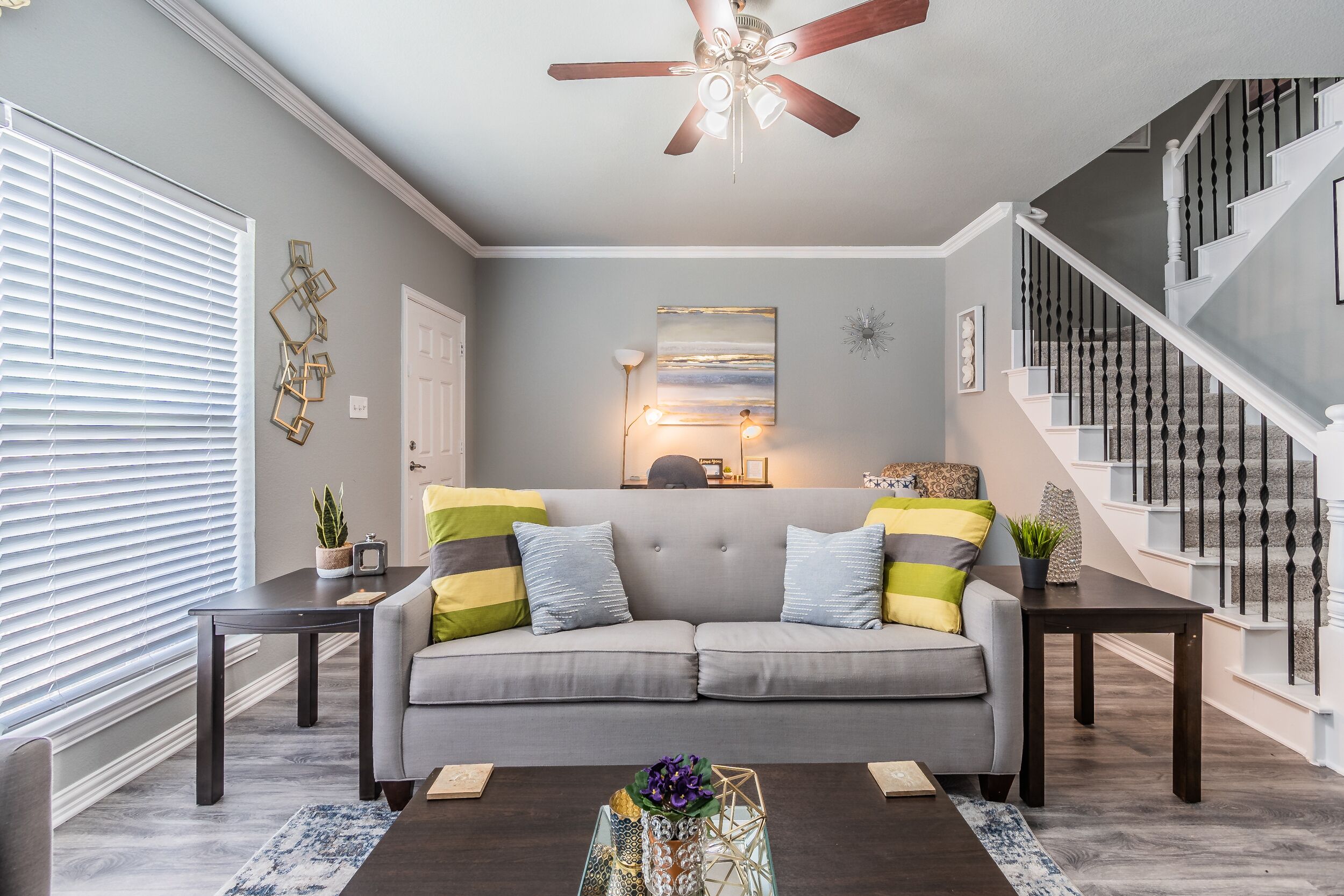 Nhà liên kế Royal | Khu phòng khách | Smart TV 55-inch có truyền hình kỹ thuật số, TV 