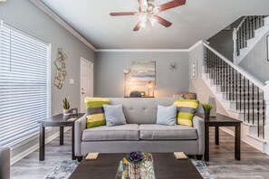 皇家聯排別墅 | 起居區 | 55-吋智慧型電視、數位頻道、電視