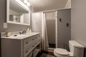 Duschwanne, Handtücher, Seife, Toilettenpapier