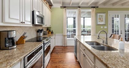 Twin Oaks Estate - Enormous 3 Home Estate w/Heated Pool & Pickleball Court