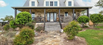 Twin Oaks Estate - Ultimate Retreat for Large Groups w/Heated Pool & Pickleball