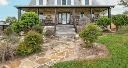 Twin Oaks Estate - Ultimate Retreat for Large Groups w/Heated Pool & Pickleball