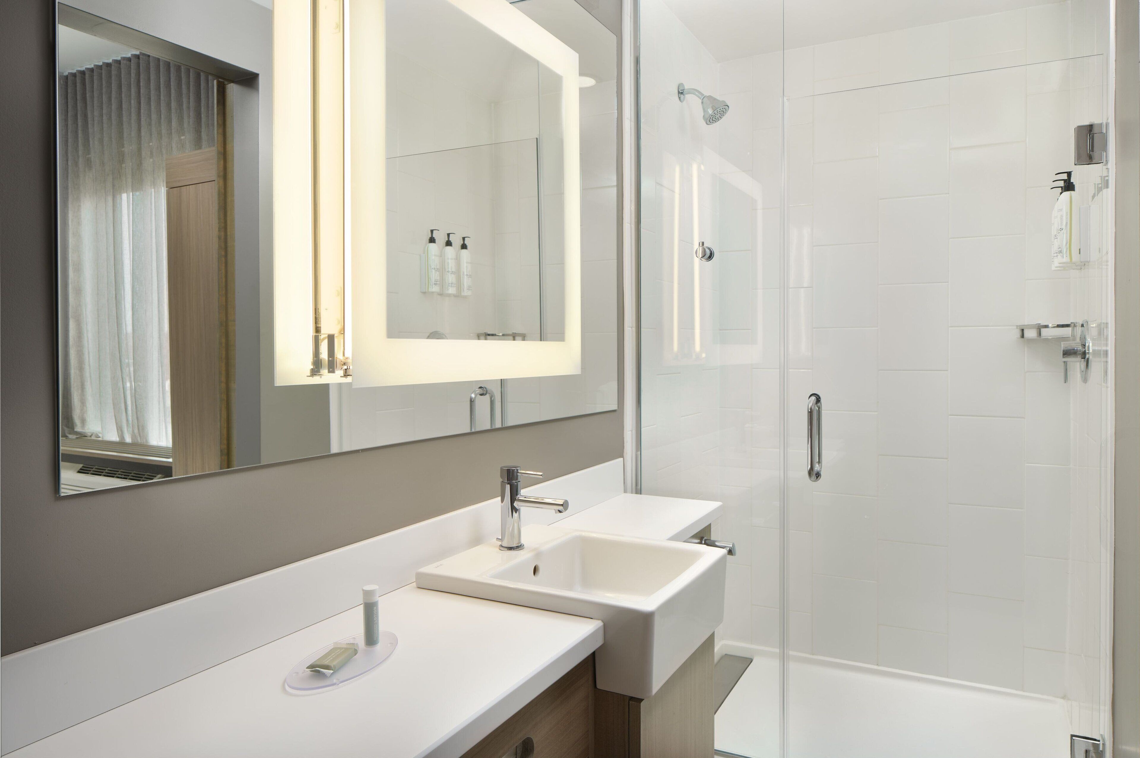 Ducha, artículos de tocador gratuitos, secador de pelo, toallas