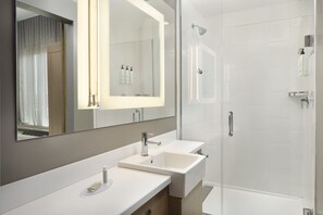 Douche, articles de toilette gratuits, sèche-cheveux