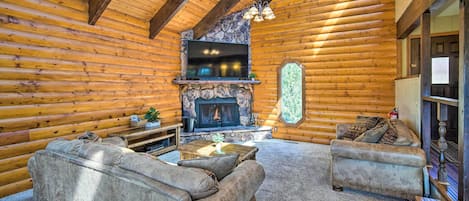 Fernseher, Kamin, Bücher