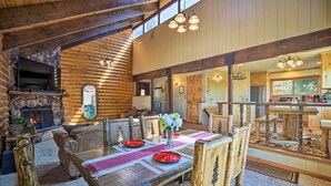 Ein gemütliches Blockhaus-Interieur mit Essbereich, Kamin und Küche.