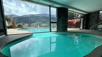 Indendørs pool, udendørs pool, liggestole