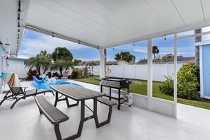 A covered patio with a pool, a barbecue grill, and a picnic table. - House in Melbourne With Pool (Melbourne)