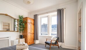 2 slaapkamers, een strijkplank/strijkijzer, gratis wifi, beddengoed