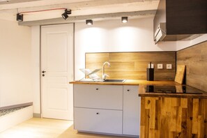 Réfrigérateur, micro-ondes, four, cafetière/bouilloire