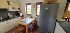 Een koelkast, een magnetron, een oven, een kookplaat