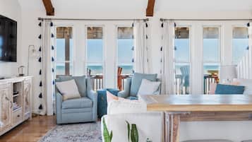 TV connectée, jeux vidéo, table de tennis de table, livres